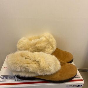 Isotoner‎ washable slippers size 9.5-10 fur